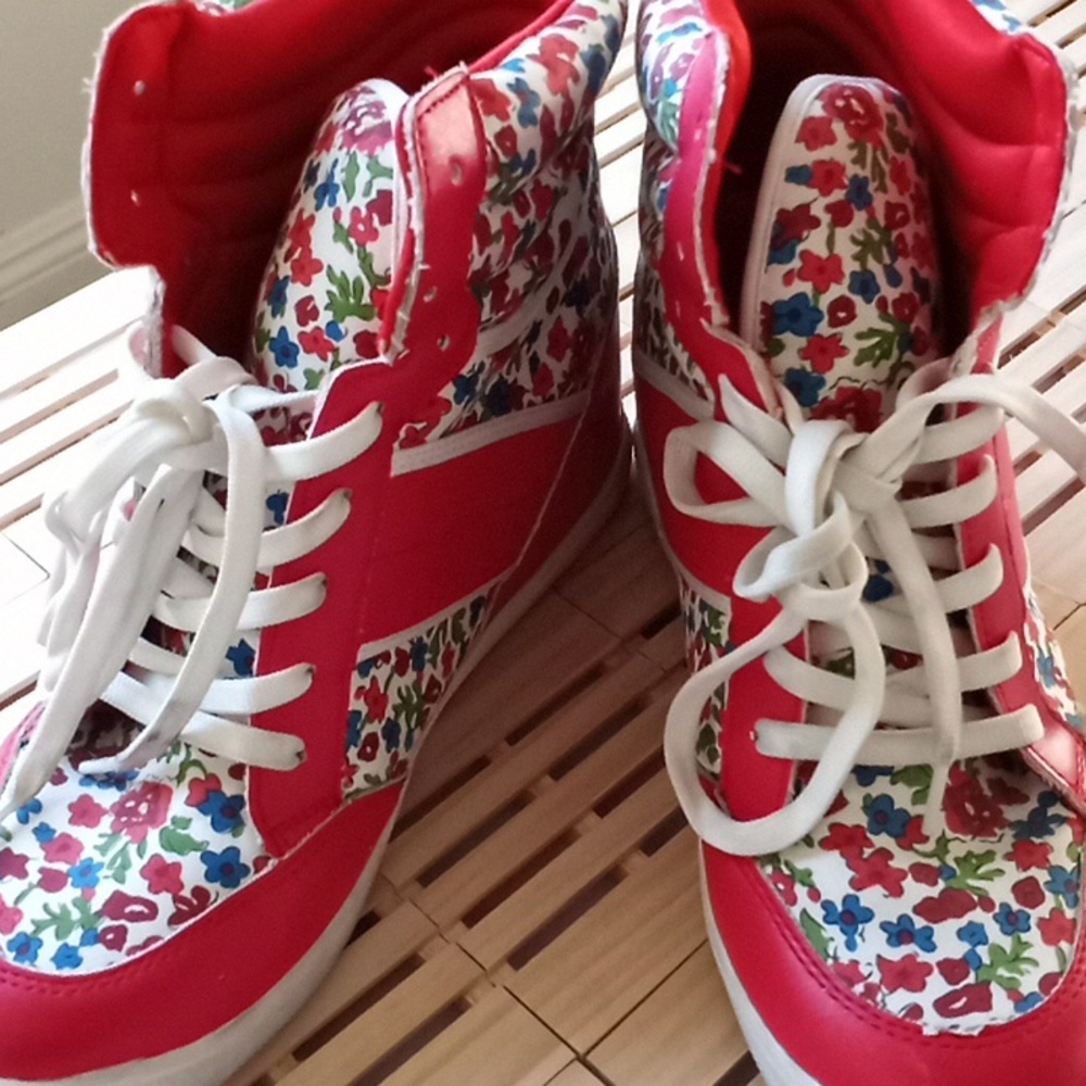 Mudd Shoes Size 8 High Top Floral Print Lace-up Will Heel Built Y2K Sneakers